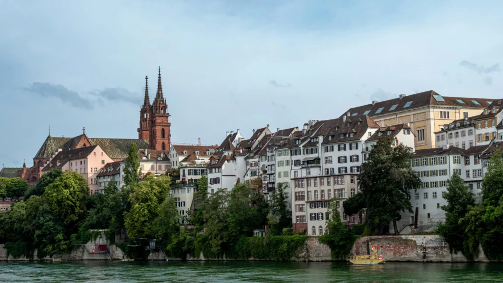 Die Altstadt von Basel mit dem Münster mit Rheinufer.