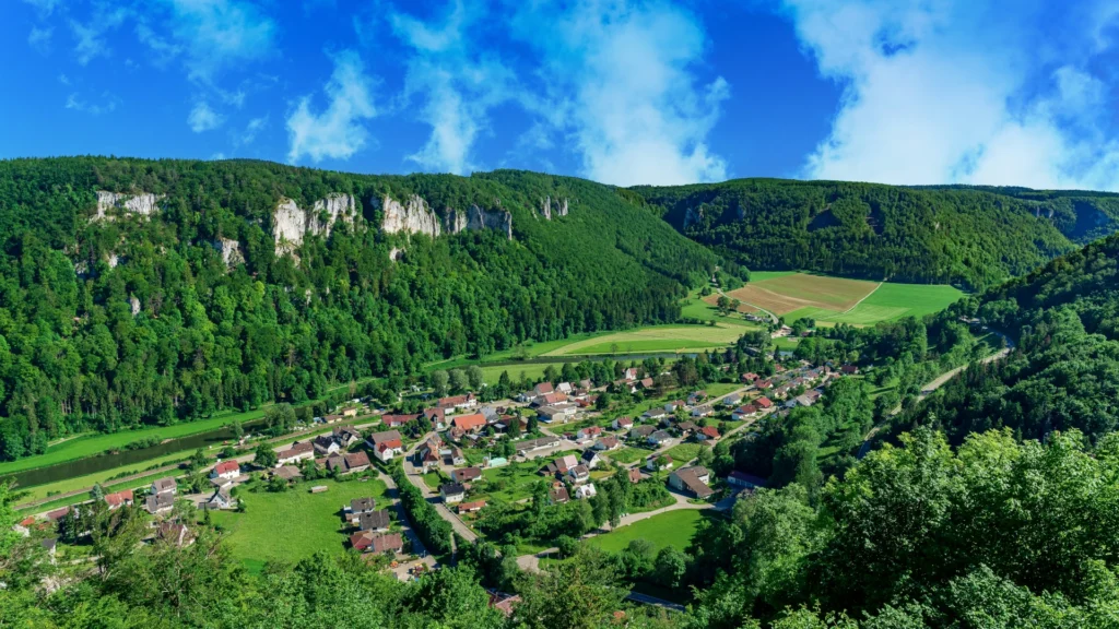 Blick von oben ins Tal der jungen Donau.
